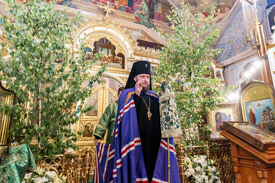 Божественная литургия в День Святого Духа в Троицком храме в Наташине города Люберцы